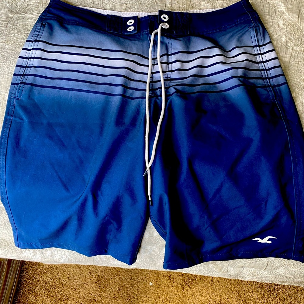 Hollister mens boardshorts size 32 like new condition.
